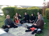 Damengruppe beim Picknick