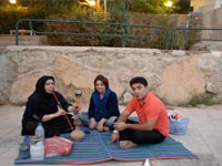 Frau mit Schador und Wasserpfeife