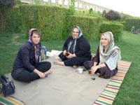 Drei Damen im Schador