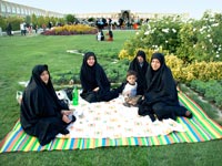 Damen im Schador mit Kind