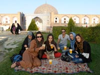 Modernere Damengruppe mit männlicher Begleitung