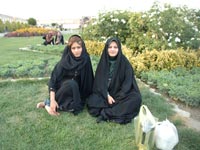 Zwei Damen im Schador